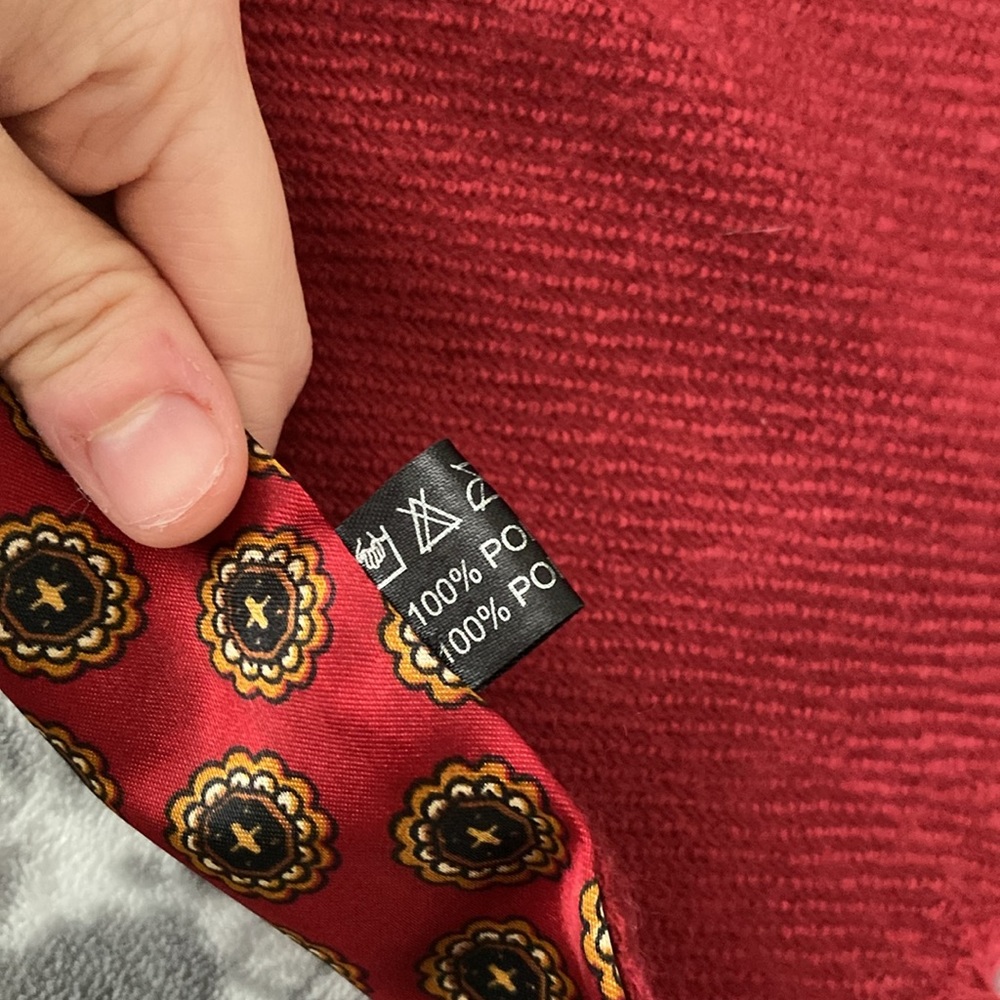 Red and gold flower design scarf - Picture 5 of 7